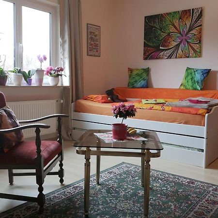 Weltoffenes Privates Gaestezimmer Bei Lgbtq Freundlichen Gastgeber Der Mit In Der Wohnung Lebt 柏林 外观 照片