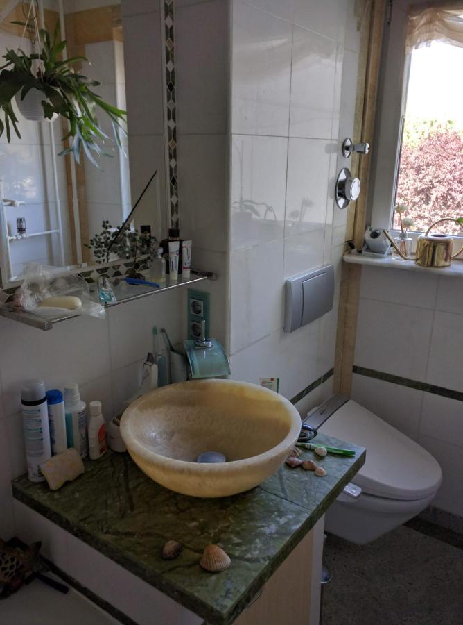 Weltoffenes Privates Gaestezimmer Bei Lgbtq Freundlichen Gastgeber Der Mit In Der Wohnung Lebt 柏林 外观 照片