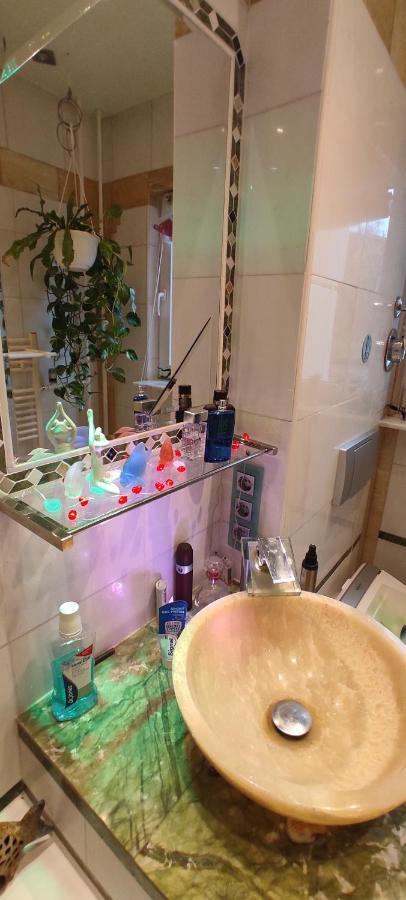 Weltoffenes Privates Gaestezimmer Bei Lgbtq Freundlichen Gastgeber Der Mit In Der Wohnung Lebt 柏林 外观 照片