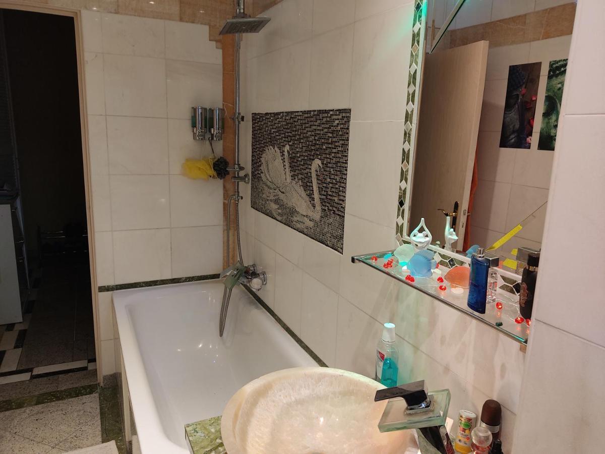 Weltoffenes Privates Gaestezimmer Bei Lgbtq Freundlichen Gastgeber Der Mit In Der Wohnung Lebt 柏林 外观 照片